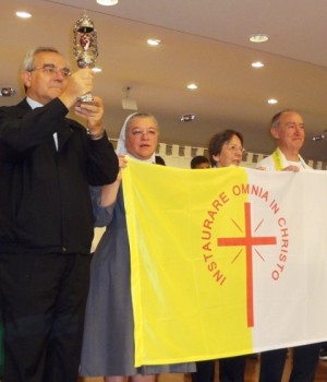 don falvio, madre macel e javier Martinez con la bandiera della Congregazione