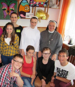 Madre M. Mabel con un gruppo di giovani durante la Visita a Kolo