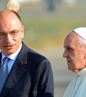 Il Papa con Letta prima della partenza per il Brasile
