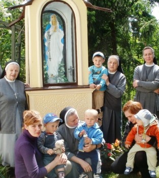 Suor Gemma e Suor Elzbieta con le suore e le ragazze di Casa Nazaret