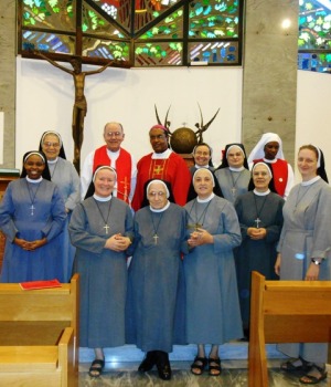 foto di gruppo con le suore della casa generale