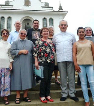 foto di gruppo madre mabel don flavio e altri partecipanti