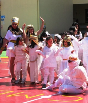 un gruppo di bambini in maschera 