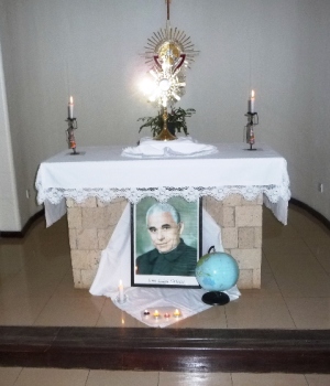 l'altare con il ss.mo sacramento e l'immagine di d. orione