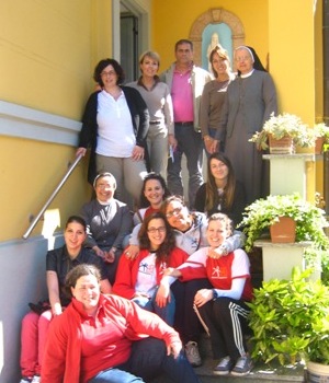 Suore, collaboratori e volontari di Cusano Milanino con Sr Bernadeth