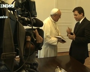Papa Francesco con il giornalista di Globo news