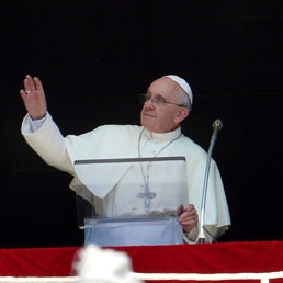 Papa Francesco alla finestra per l'Angelus