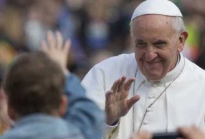 Il Papa saluta i fedeli dalla papamobile