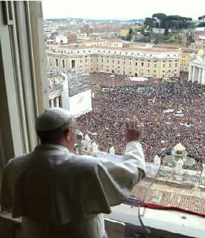 Il papa al balcone saluta i fedeli