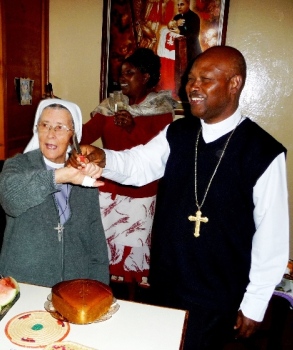 Suor M. Graciela e il vescovo di Meru durante la festa