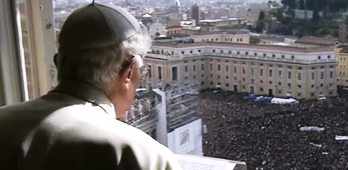 il Papa alla finestra per l'Angelus