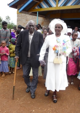 i genitori di suor Margaret all'uscita dalla chiesa