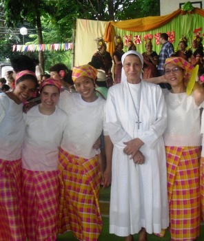 foto di gruppo di suor carol con le suore nel costume tradizionale filippino
