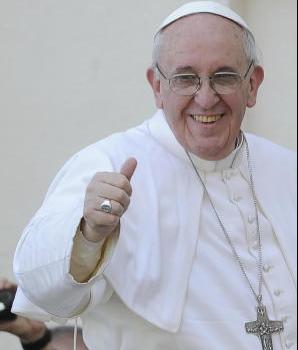 immagine di Papa Francesco con pollice alzato