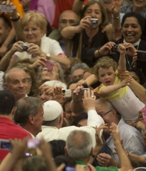 il Papa circondato dalla folla presente all'evento