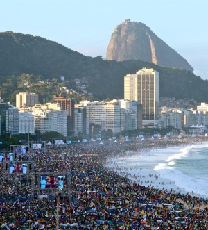 la spiaggia di copa cabana gremita di giovani