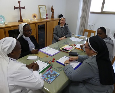 Madre Mabel e Sr. Regina Sian posano sorridenti