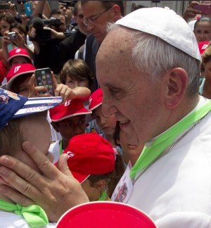 Papa Francesco saluta uno dei bambini