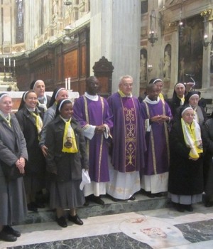 don flavio peloso con alcune psmc all'interno della cattedrale di genova dopo la s. messa