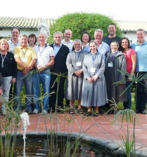 foto di gruppo dei partecipanti all'assemblea