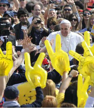 Il papa sulla papamobile saluta i fedeli