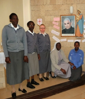 Sr Margaret con le tre Postulanti e un'aspirante