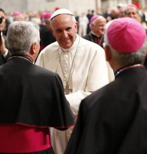 Il Papa saluta alcuni Vescovi