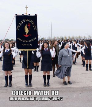 le alunne durante la parata con lo stemma del collegio