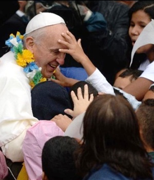 il Papa tra la gente della favela di Rio