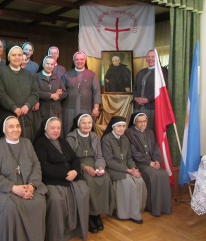 foto di gruppo della Superiora generale con le suore della Casa provinciale