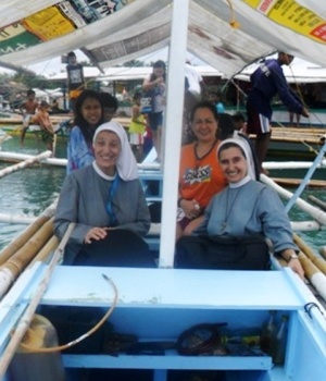 sr rosa e sr carol in barca durante il viaggio