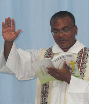 sacerdote benedice durante la Messa 