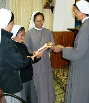 Suor Justine consegna la croce alle tre nuove missionarie