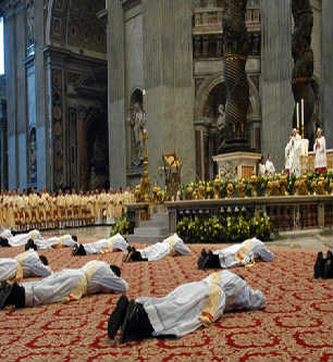 I nuovi presbiteri stesi a terra durante la cerimonia