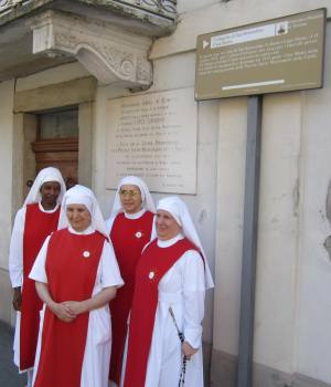 le suore sacramentine davanti alla casa di San Bernardino