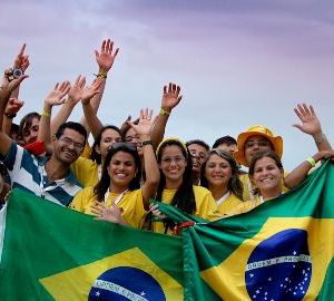 gruppo di giovani con le bandiere del Brasile