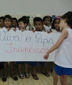 i bambini di Araguina con il cartello di auguri per il Papa