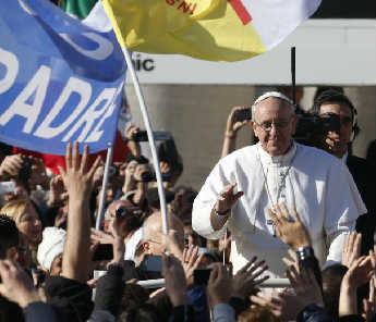 Il Papa sulla Jeep saluta i fedeli