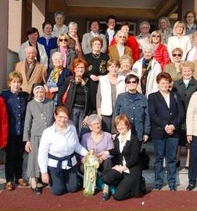 foto di gruppo delle ex oratoriane davanti alla chiesa