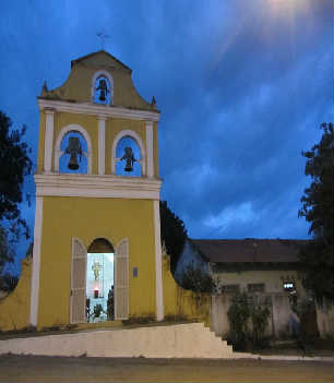 Immagine notturna della facciata di una chiesa aperta