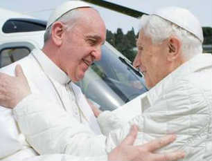 papa Francesco e Benedetto XVI si abbracciano