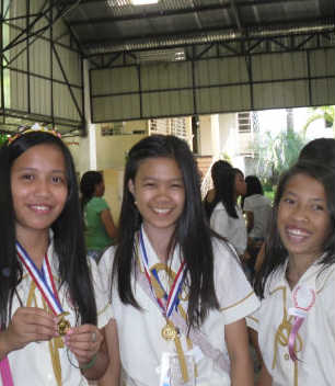 tre ragazze con medaglia ricevuta
