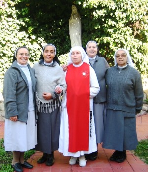 Sr Bernadeth con alcune suore del Cile