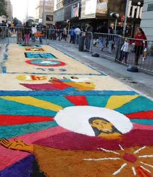 tappeto di fiori con immagini sacre