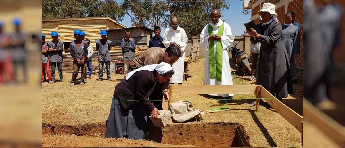 Madagascar: posa e benedizione della “prima pietra” per la costruzione del reparto “Maternità” nel nel Dispensario di Tsararivotra.