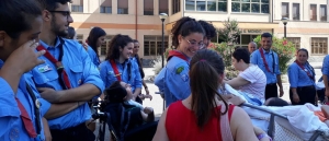 I giovani scout insieme ad alcuni ospiti del Piccolo Cottolengo, si recano al Santuario della Madonna della Guardia